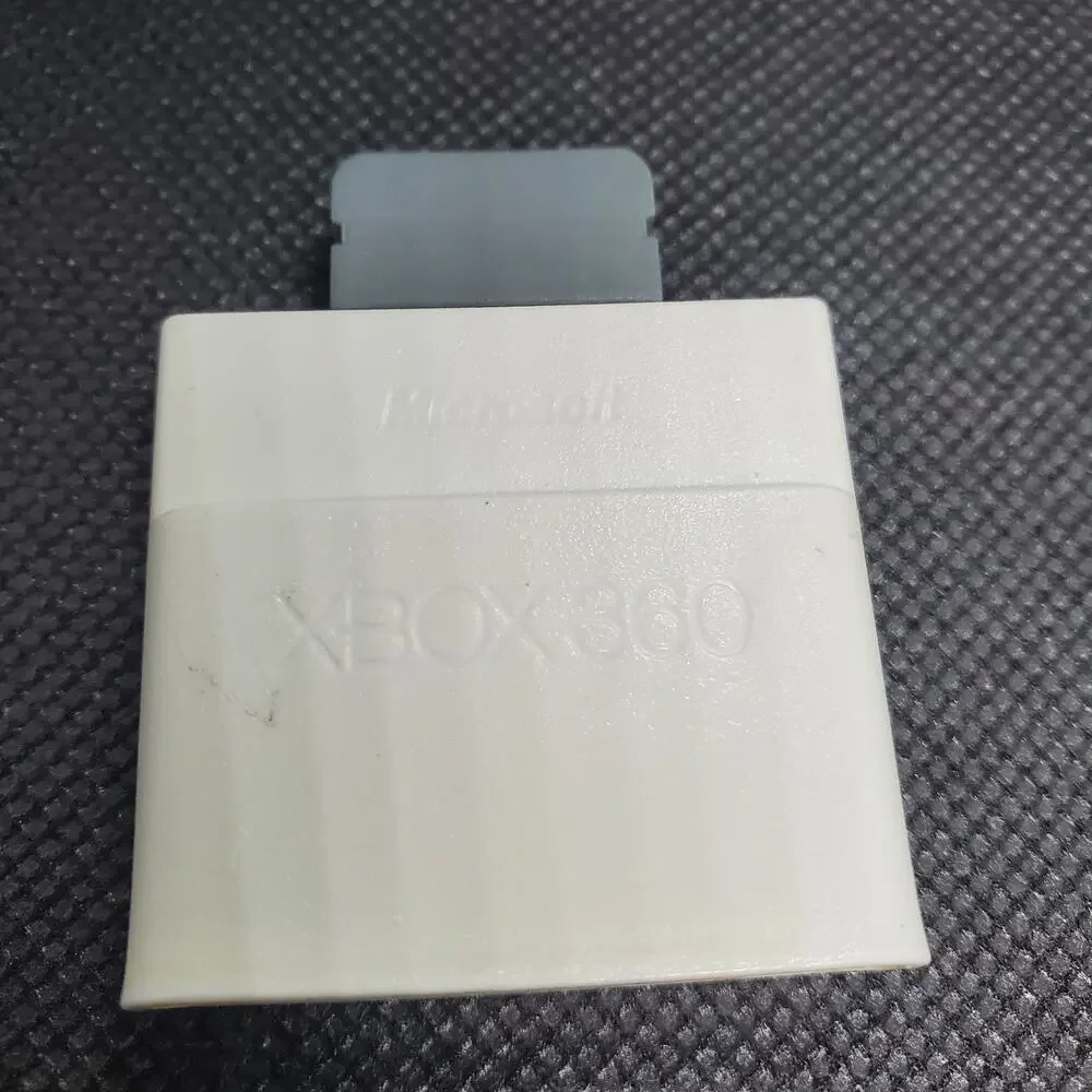 white Microsoft Xbox 360 Memory Unit